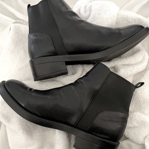 Candie’s Woman’s Dope Leather Ankle Boot - Picture 3 of 5